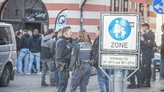 In Aalen sind am Wochenende gewaltbereite Fans in eine Massenschlägerei verwickelt gewesen. Die Polizei war mit einem Großaufgebot vor Ort.