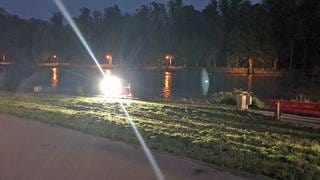 Großeinsatz der Polizei mit Booten und Scheinwerfern am Neu-Ulmer Donauufer, wo am Mittwoch ein Passant eine tote Frau in der Donau entdeckt hatte.