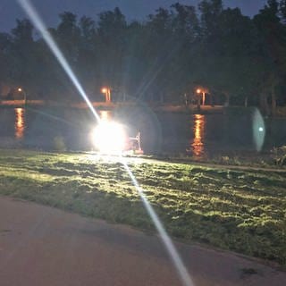 Großeinsatz der Polizei mit Booten und Scheinwerfern am Neu-Ulmer Donauufer, wo am Mittwoch ein Passant eine tote Frau in der Donau entdeckt hatte.