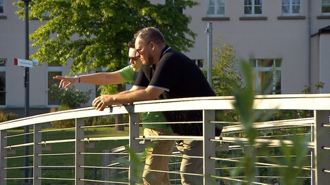 Natalie Clarke-Knight steht mit ihrem Bruder Mark Wamsler auf einer Brücke im Stadtpark von Schwäbisch Gmünd. 