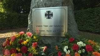 Vor dem Denkmal für die Opfer des Zweiten Weltkriegs in der Wilhelmsburgkaserne werden Kränze niedergelegt.