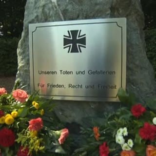 Vor dem Denkmal für die Opfer des Zweiten Weltkriegs in der Wilhelmsburgkaserne werden Kränze niedergelegt.