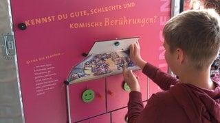 Die Kinder markieren an einem Abbildung, wo sie welche Berührungen angebracht finden. Das Projekt soll in Heidenheim Kinder vor Missbrauch schützen