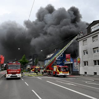 Feuerwehr im Großeinsatz: Großbrand zerstört Fachmarkt für Elektrogeräte und Fahrräder in Ulm
