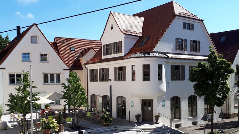 Der neue Kirchplatz mit Bürgercafé in Dietenheim nach der Sanierung.