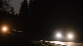 Autos fahren bei Nacht auf einer Landstraße. Zwei Notrufe aus der Nähe von Ehingen, die zeitgleich bei der Polizei eingingen, haben kurz für Verwirrung gesorgt.