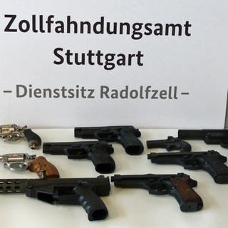 Ein 52-jähriger Mann hat in seinem Haus in Aalen ein Waffenarsenal gehortet. Zollfahnder stellten unter anderem eine Maschinenpistole und eine Vielzahl von Sprengkörpern sicher. 