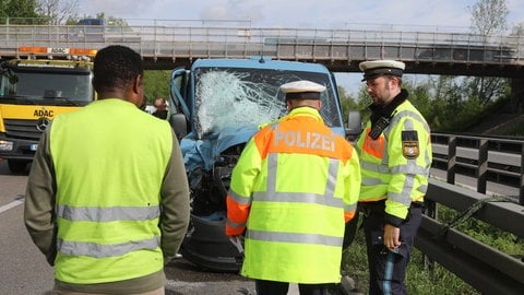 Polizisten in Warnwesten vor einem verbeulten Geldtransporter. Am Mittwochmorgen ist ein Geldtransporter auf der B28 mit einem Lkw zusammengestoßen. Die Polizei musste die Bundesstraße für mehrere Stunden sperren.