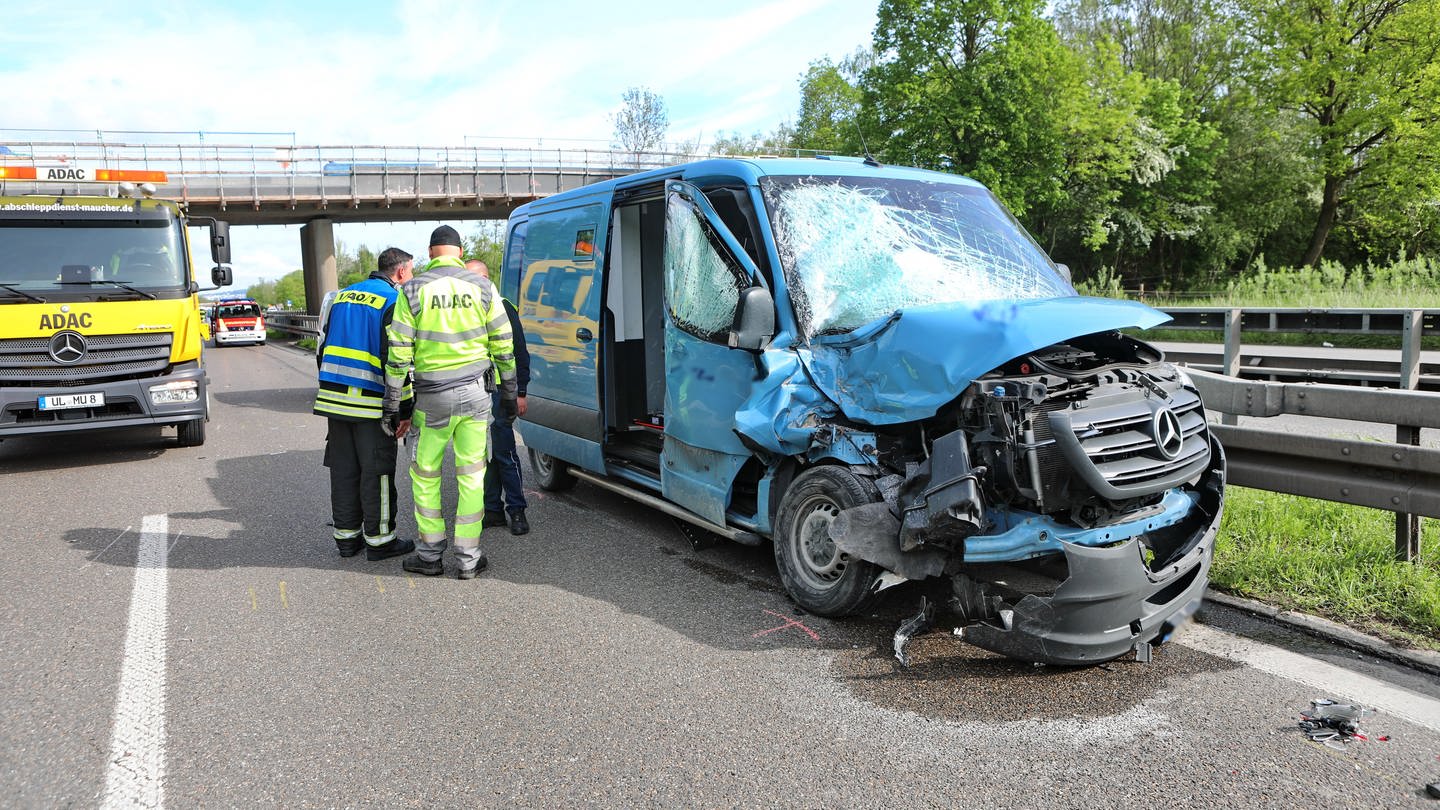 Ein blauer Geldtransporter mit verbeulter Motorhaube und gesprungener Frontscheibe. Nach einem Unfall zwischen einem Geldtransporter und einem Lkw war die B28 mehrere Stunden gesperrt.