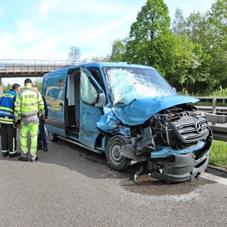 Ein blauer Geldtransporter mit verbeulter Motorhaube und gesprungener Frontscheibe. Nach einem Unfall zwischen einem Geldtransporter und einem Lkw war die B28 mehrere Stunden gesperrt. 