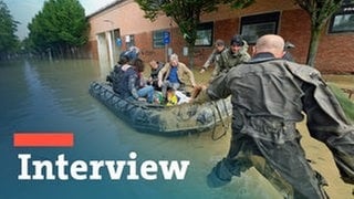 Hochwasser und Unwetter in Italien: Menschen werden aus einer überschwemmten Region mit Schlauchbooten evakuiert. 