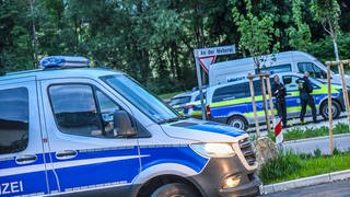 Die Polizei war mit einem Großaufgebot in Heubach vor Ort und nahm einen Verdächtigen wenig später in der Nähe des Tatorts fest.