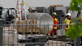 Einsatzkräfte neben einem Gastank: Ein Spezialfirma aus Bayern hat das verbliebene Gas aus dem Tank abgepumpt.