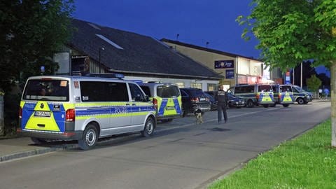 Razzia: Die Polizei hat am Mittwochabend mit einem Großaufgebot Räume im Industriegebiet in Erbach (Alb-Donau-Kreis) durchsucht. 