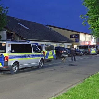 Razzia: Die Polizei hat am Mittwochabend mit einem Großaufgebot Räume im Industriegebiet in Erbach (Alb-Donau-Kreis) durchsucht. 