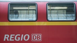 Ein Regionalexpress ist bei Neu-Ulm liegengeblieben, nachdem eine Oberleitung gerissen ist (Symbolfoto)