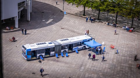 Die SWU locken Bewerberinnen und Bewerber seit einiger Zeit über verschiedene Kanäle. Zum Beispiel mit einem Karrierebus, wie vor einigen Wochen auf dem Ulmer Münsterplatz.