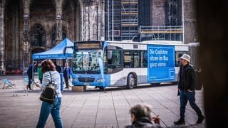 Die SWU locken Bewerberinnen und Bewerber seit einiger Zeit über verschiedene Kanäle. Zum Beispiel mit einem Karrierebus, wie vor einigen Wochen auf dem Ulmer Münsterplatz.