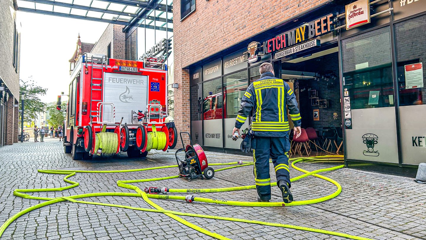 Ein Feuerwehrauto in der schmalen Gasse neben der Remsgalerie in Schwäbisch Gmünd. Am Dienstagabend ist in der Remsgalerie in Schwäbisch Gmünd ein Brand ausgebrochen. Das Einkaufszentrum musste evakuiert werden.