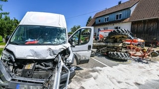 Ein auf die Seite gekippter Traktor und ein beschädigter Kastenwagen: Eine Paketfahrerin ist bei Schwäbisch Gmünd auf einen Traktor aufgefahren. Der Traktor kippte daraufhin um.