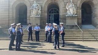 Einsatzbesprechung der Polizei vor dem Ulmer Gerichtsgebäude: Prozessbeginn vor dem Landgericht Ulm wegen des tödlichen Messerangriffs in Illerkirchberg