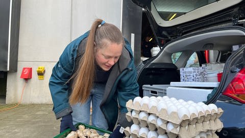 Lebensmittelretter holen Lebensmittel bei einem Großmarkt in Ulm ab und landen die Ware ins Auto.