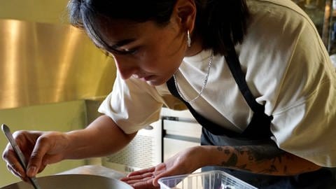 Köchin Alina Meissner-Bebrout dekoriert einen Vorspeisen-Teller in ihrem Lokal, für das sie mit einen Michelin-Stern ausgezeichnet wurde.
