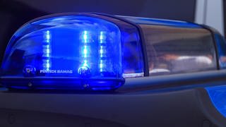 Blaulicht eines Polizeiwagens: Wegen des Vorwurf schwerer Brandstiftung und des versuchten Mordes in Ulm ist ein 41-Jähriger nun in Untersuchungshaft (Symbolbild)