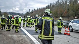 Die Feuerwehr Fichtenau hat auf der Autobahn 7 auf Höhe Ellwangen einen LKW gelöscht, der mit seinem Auffahrunfall lange Staus ausgelöst hat. 