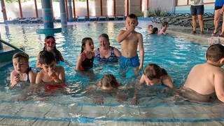 Schüler einer Grundschule aus Dellmensingen lernen im Rahmen eines Pilotprojekts im Ulmer Donaubad schwimmen. 