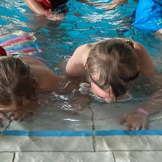 Schüler einer Grundschule aus Dellmensingen lernen im Rahmen eines Pilotprojekts im Ulmer Donaubad schwimmen. 