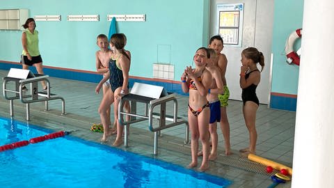 Schüler einer Grundschule aus Dellmensingen lernen im Rahmen eines Pilotprojekts im Donaubad UlmNeu-Ulm schwimmen. 