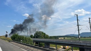 Rauschschwaden über Bahngleisen: Nahe der ICE-Neubaustrecke zwischen Ulm und Wendlingen hat es in Höhe WeilheimTeck gebrannt. Die Zugstrecke war am Sonntagnachmittag gesperrt.