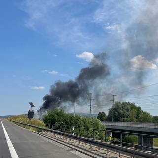 Rauschschwaden über Bahngleisen: Nahe der ICE-Neubaustrecke zwischen Ulm und Wendlingen hat es in Höhe WeilheimTeck gebrannt. Die Zugstrecke war am Sonntagnachmittag gesperrt.