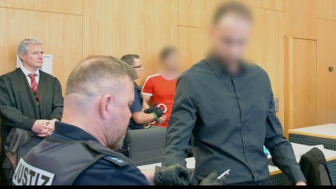 Zwei der drei Angeklagten beim Prozessauftakt am Montag vor dem Landgericht Ulm: Nach einem Angriff in  Ulm auf einen Polizisten in Zivil wird drei Männern versuchter Mord und gefährliche Körperverletzung vorgeworfen. Das Opfer sprach vor Gericht von Todesangst.
