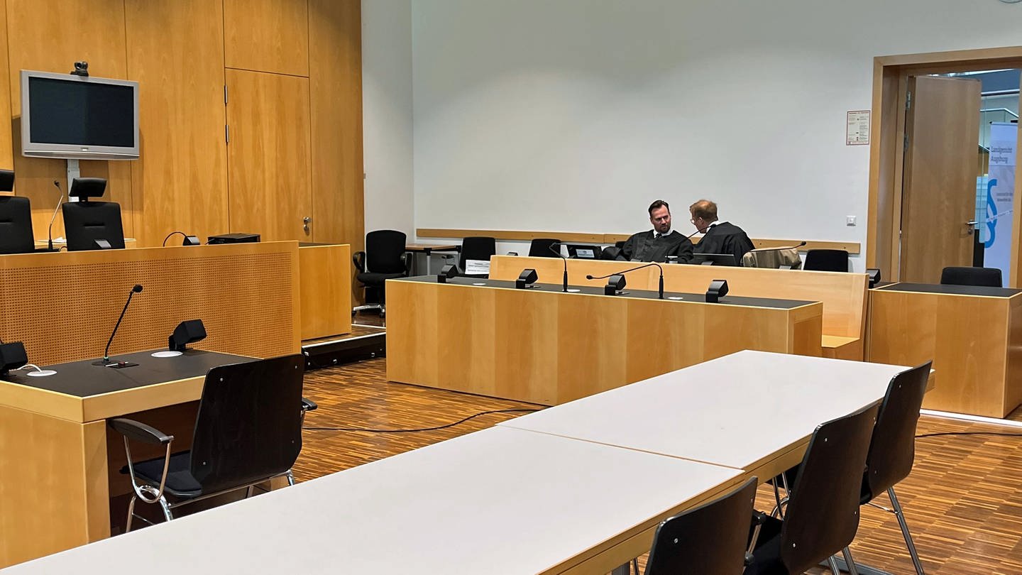 Gerichtssaal im Landgericht Augsburg: Der angeklagte Arzt aus Wemding ist zum Prozess nicht erschienen.