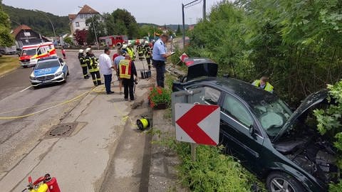 Nach Verfolgungsjagd landete dieser Pkw in einem Graben.