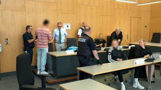 Zweiter Verhandlungstag im Prozess um den Angriff auf einen Polizisten in Zivil in Ulm: Ein 14-Jähriger Zeuge verweigert die Aussage und muss in Beugehaft.