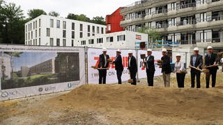 Der Neubau eines Patienten- und Forschungsgebäudes am Universitätsklinikum Ulm hat am Dienstagvormittag mit dem offiziellen Spatenstich begonnen.