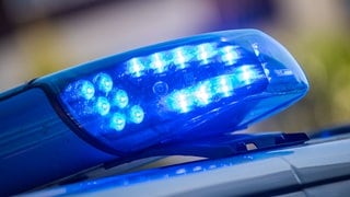 Polizeieinsatz in Vöhringen (Kreis Neu-Ulm). Bei einem Frontalunfall ist am Samstagnachmittag (1.7) ein Motorradfahrer schwer verletzt worden. Sein Fahrzeug kollidierte mit einem Pkw. 