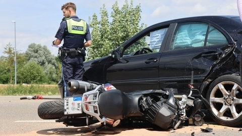 Ein Motorrad liegt auf der Straße - bei einem Unfall in Vöhringen (Kreis Neu-Ulm) ist am Samstagnachmittag (1.7) ein Motorradfahrer schwer verletzt worden. Sein Fahrzeug kollidierte mit einem Pkw. 