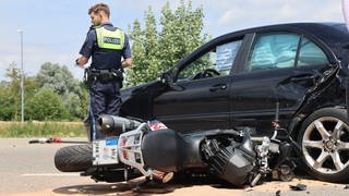 Ein Motorrad liegt auf der Straße - bei einem Unfall in Vöhringen (Kreis Neu-Ulm) ist am Samstagnachmittag (1.7) ein Motorradfahrer schwer verletzt worden. Sein Fahrzeug kollidierte mit einem Pkw. 