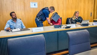 Das Landgericht Ulm hat den Angeklagten wegen Mordes an dem 14-jährigen Mädchen aus Illerkirchberg zu lebenslanger Haft verurteilt. 