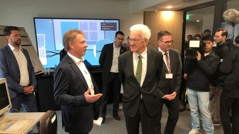 Ministerpräsident Winfried Kretschmann bei der Einweihung im Neubau des IT-Campus in Ellwangen: Mittelständische Unternehmen sollen bei der digitalen Umgestaltung unterstützt werden.