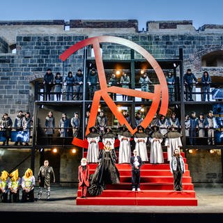 Wenn der Frieden brüchig wird: Das "Peace-Symbol" bei den Opernfestspielen Heidenheim im Rittersaal auf Schloss Hellenstein ist arg ramponiert.