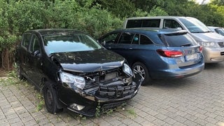 Schrottauto auf einem P+R-Parkplatz bei Aalen-Westhausen. Das Fahrzeug gammelt nach Behördenangaben seit langem vor sich hin. Nun hat die Gemeinde Westhausen dem Halter eine Frist für die Entsorgung gesetzt.