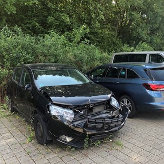 Schrottauto auf einem P+R-Parkplatz bei Aalen-Westhausen. Das Fahrzeug gammelt nach Behördenangaben seit langem vor sich hin. Nun hat die Gemeinde Westhausen dem Halter eine Frist für die Entsorgung gesetzt.