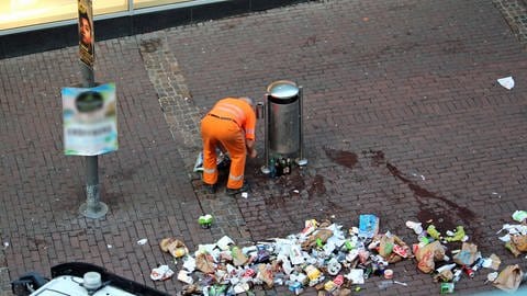 Ein Mann räumt Müll in der Ulmer Innenstadt auf: Müll und Nabada in Ulm war Thema einer Pressekonferenz zum Schwörmontag 2023 in Ulm. 