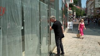 Mann schaut durch Schaufenster Türe eines geschlossenen Geschäft: Auch wenn in der Ulmer Innenstadt viel Leerstand gibt, von Ladensterben kann laut Laden-Aktiv-Manager Norbert Hoffmann nicht die Rede sein.