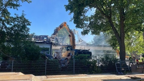 Aufräumarbeiten nach einem Brand im Kindergarten Heilig-Geist in Günzburg. Hier hat in der Nacht zu Samstag (15.7) ein Dachstuhl gebrannt. 